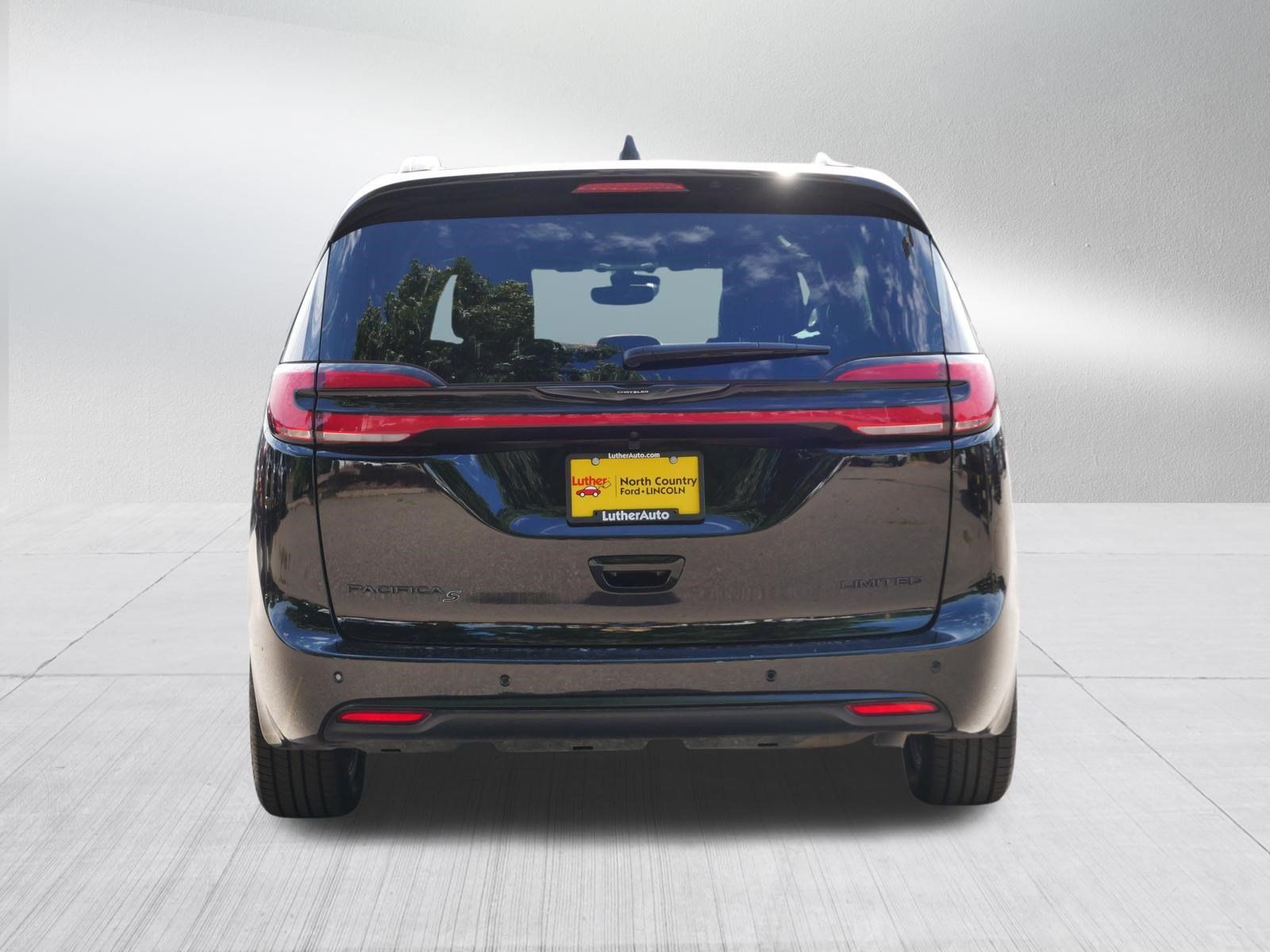 Used 2026 Chrysler Pacifica Limited w/ S Appearance Package FWD image 6
