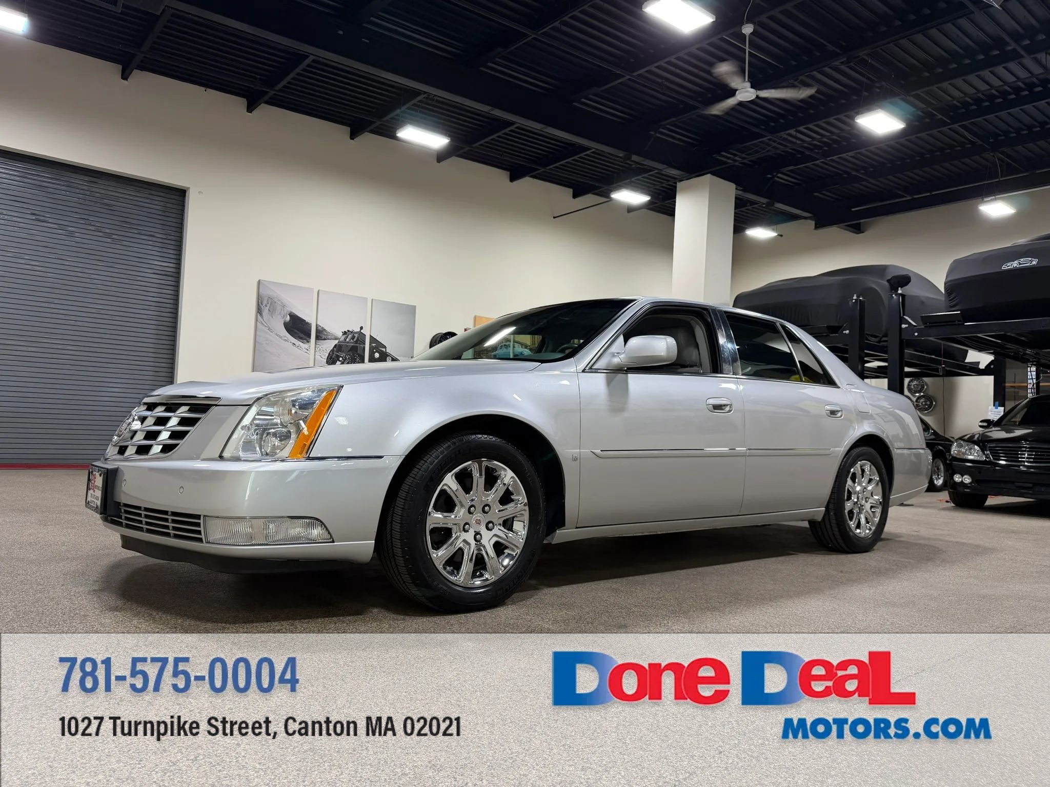 Used 2009 Cadillac DTS w/ Trunk Convenience Package FWD image 1