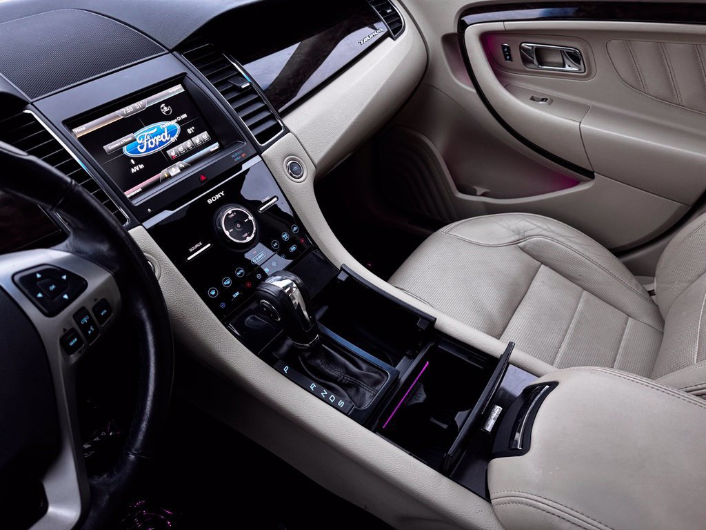Used 2015 Ford Taurus Limited w/ Equipment Group 301A FWD image 24