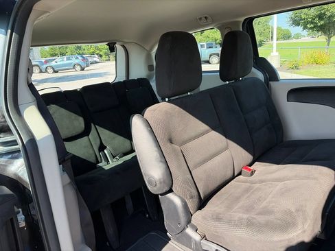 Used 2016 Dodge Grand Caravan American Value Package FWD image 25