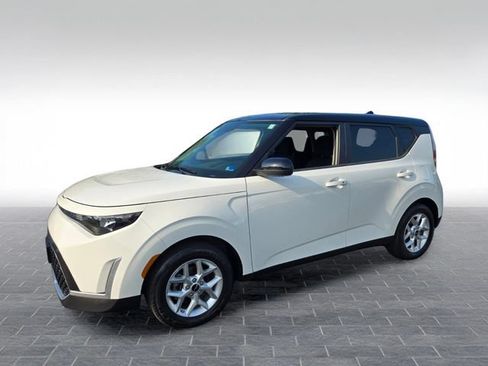 Used 2023 Kia Soul FWD image 3
