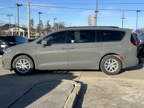 Used 2022 Chrysler Pacifica Touring-L image 9
