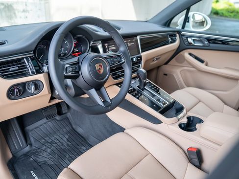 Certified 2025 Porsche Macan image 4