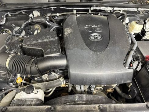 Used 2018 Toyota Tacoma TRD Sport AWD/4WD image 9
