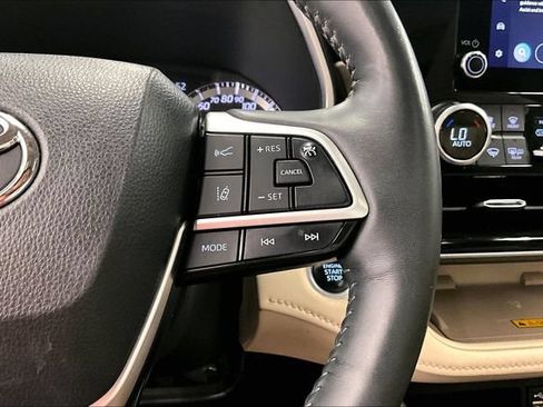 Used 2024 Toyota Highlander XLE AWD/4WD image 28