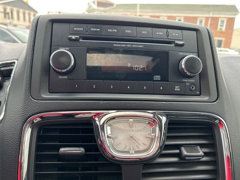 Used 2016 Chrysler Town & Country Touring-L image 33