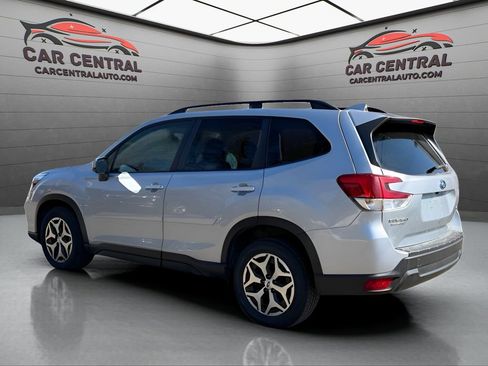 Used 2020 Subaru Forester Premium image 3