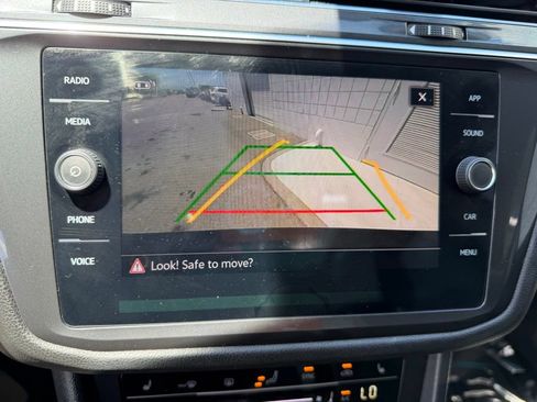 Used 2023 Volkswagen Tiguan SE w/ Panoramic Sunroof Package FWD image 24
