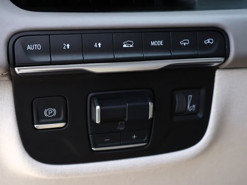 Used 2024 Cadillac Escalade ESV Sport Platinum w/ LPO, ONYX Package AWD/4WD image 15