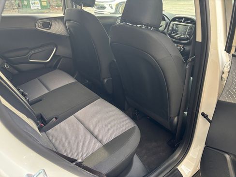 Used 2025 Kia Soul LX w/ LX Technology Package FWD image 37