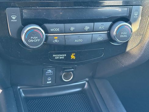 Used 2017 Nissan Rogue SV image 25