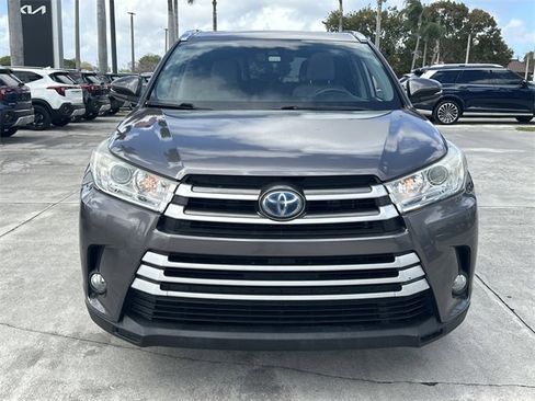 Used 2019 Toyota Highlander XLE image 3