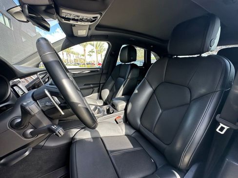 Certified 2023 Porsche Macan Turbo image 5