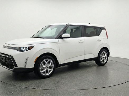 Used 2025 Kia Soul LX w/ LX Technology Package FWD image 3
