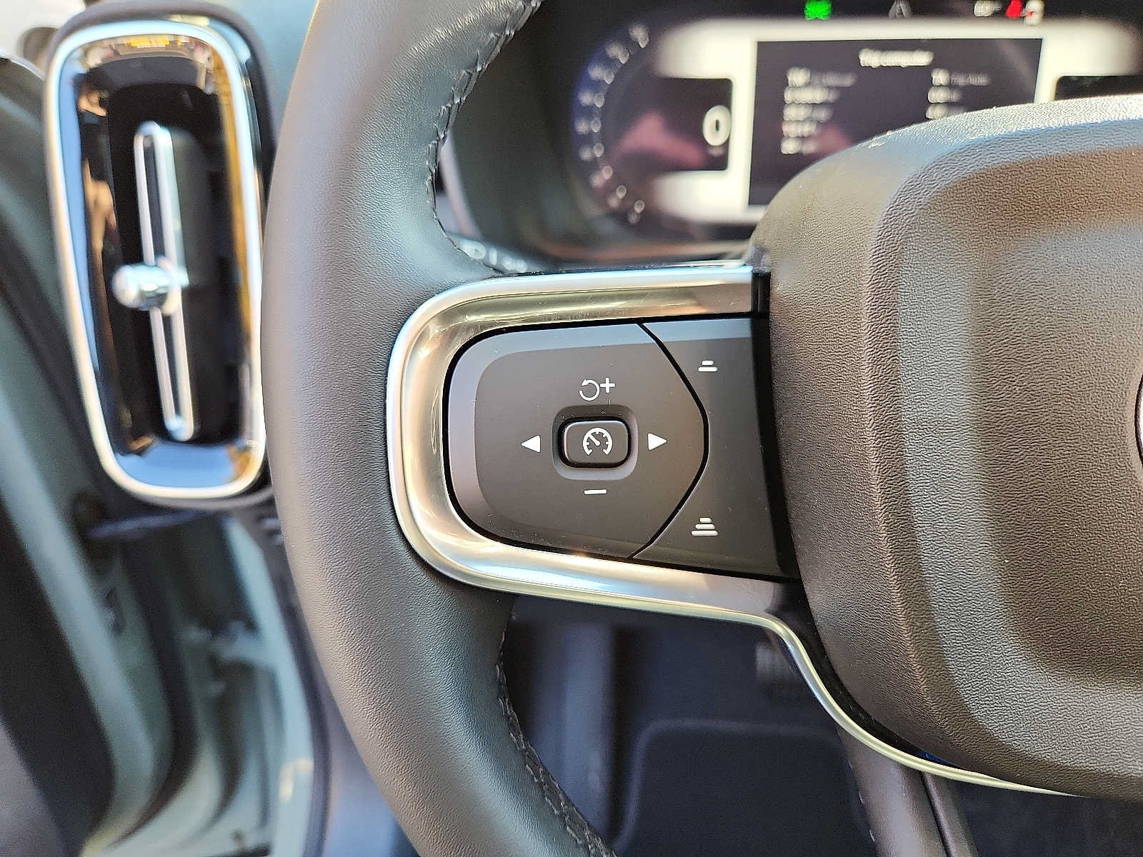 Certified 2024 Volvo XC40 B5 Plus w/ Protection Package Premier AWD/4WD image 20