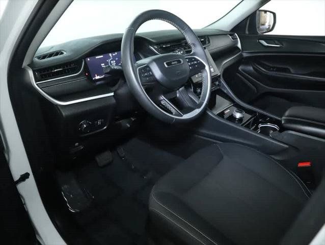 Used 2023 Jeep Grand Cherokee Laredo AWD/4WD image 17