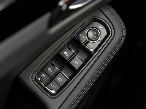 Certified 2025 Porsche Macan S image 19