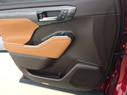 Used 2022 Toyota Highlander Platinum image 11