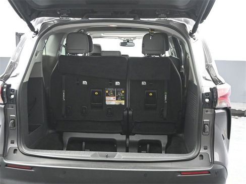 Used 2022 Toyota Sienna XLE image 7