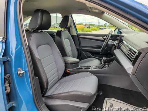 Used 2025 Volkswagen Jetta SE FWD image 29