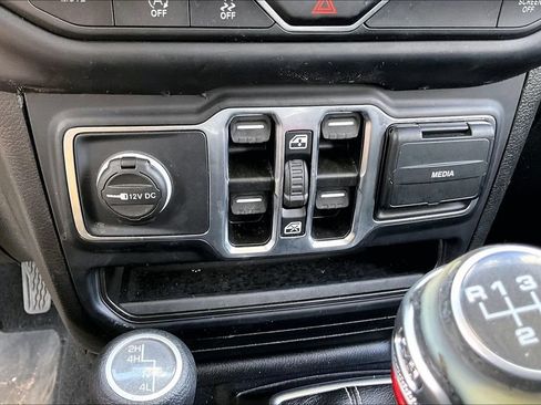 Used 2019 Jeep Wrangler Unlimited Sahara AWD/4WD image 15