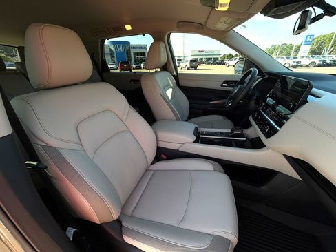 Used 2025 Nissan Pathfinder SL FWD image 14