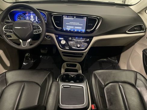 Used 2023 Chrysler Pacifica Touring-L FWD image 13