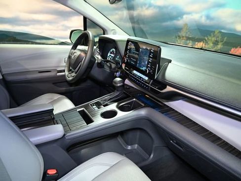 Used 2024 Toyota Sienna Limited image 44