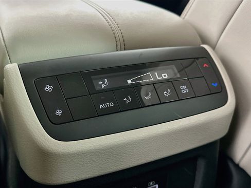 Used 2022 Nissan Pathfinder SL w/ SL Black Package FWD image 27