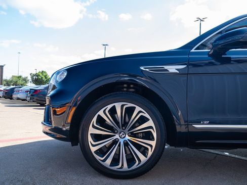 Used 2021 Bentley Bentayga AWD/4WD image 10