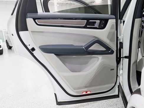 Used 2023 Porsche Cayenne Platinum Edition image 36