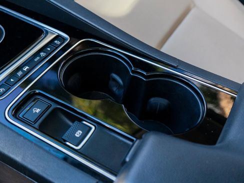 Used 2017 Jaguar F-PACE Premium image 61