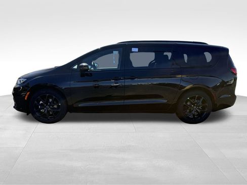 New 2026 Chrysler Pacifica Limited w/ Uconnect Theater Family Group image 4