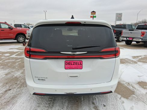 Used 2023 Chrysler Pacifica Touring-L image 7