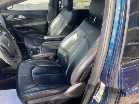 Used 2022 Chrysler Pacifica Touring-L w/ S Appearance Package image 8