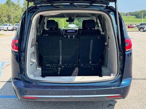 Used 2023 Chrysler Pacifica Touring-L FWD image 7