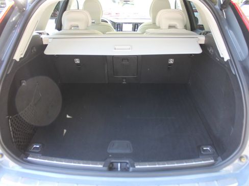 Used 2022 Volvo XC60 B5 Inscription w/ Advanced Package FWD image 10