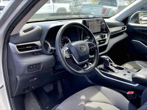 Used 2023 Toyota Highlander L FWD image 2