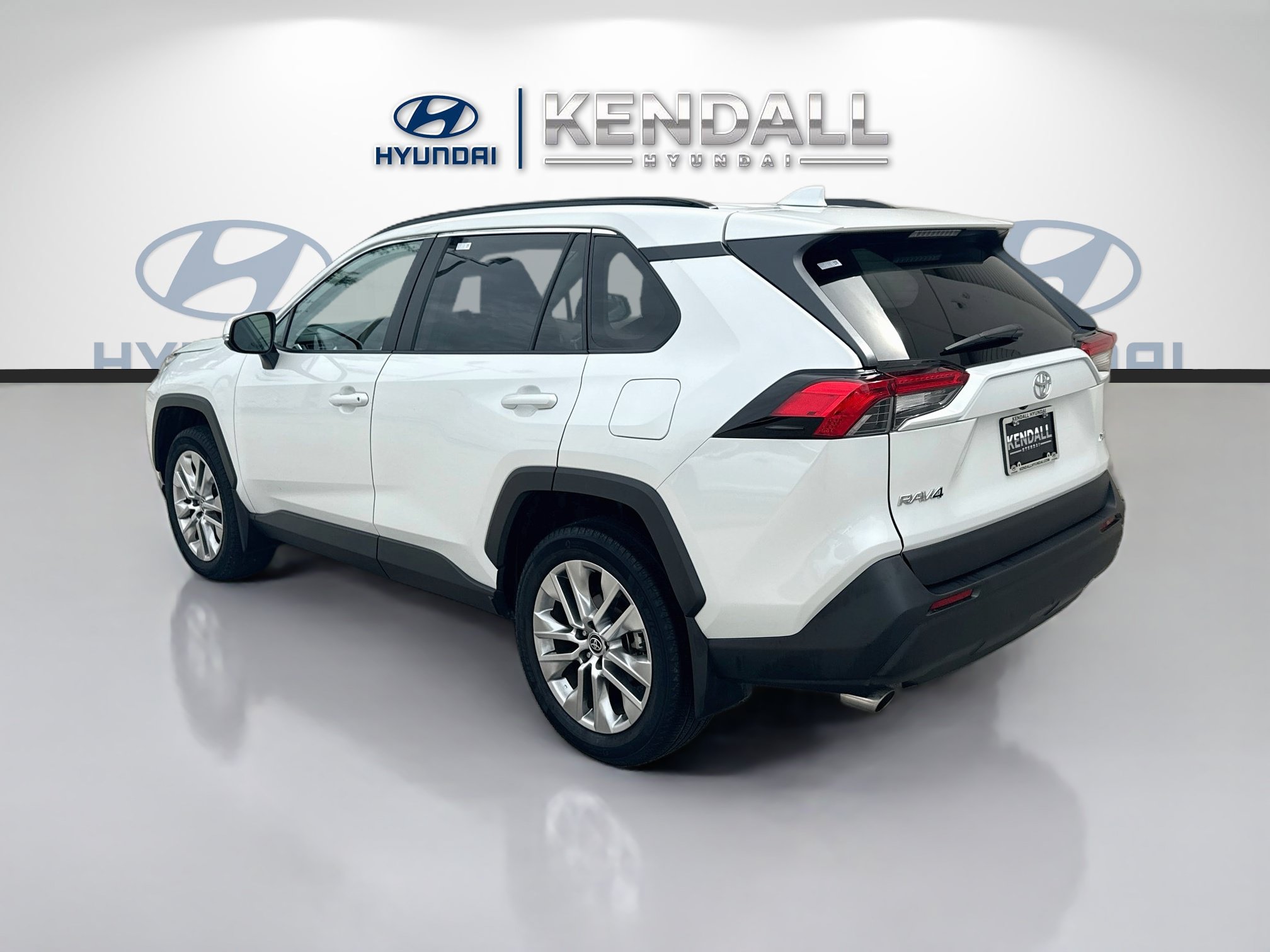 Used 2024 Toyota RAV4 XLE Premium FWD image 4