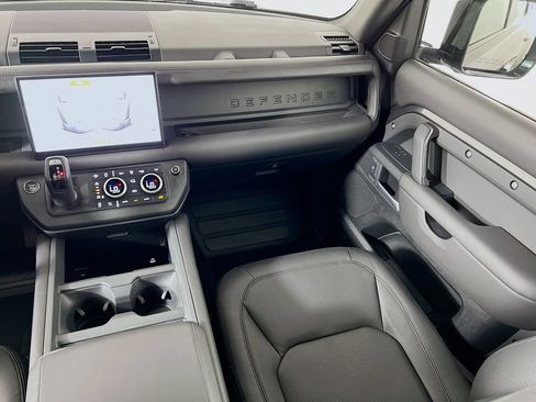 Certified 2025 Land Rover Defender 130 X-Dynamic SE AWD/4WD image 25