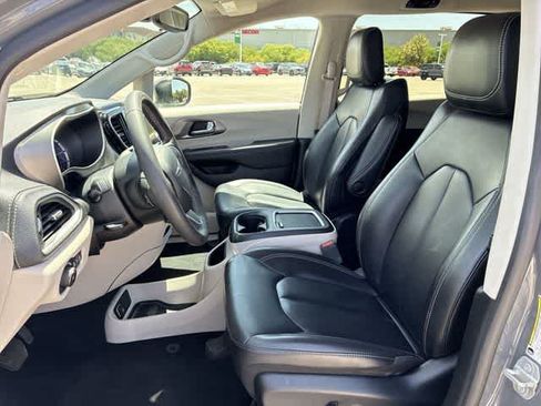 Used 2023 Chrysler Pacifica Touring-L FWD image 17
