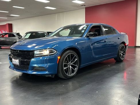 Used 2020 Dodge Charger SXT w/ Blacktop Package RWD image 3