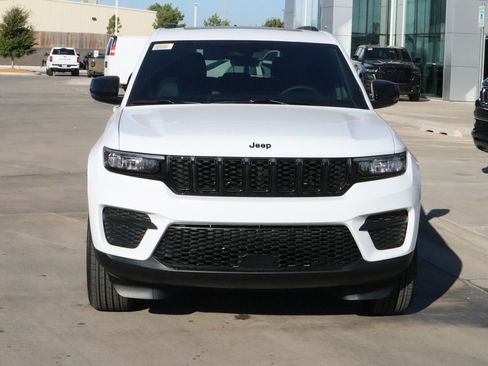 New 2025 Jeep Grand Cherokee Altitude image 9