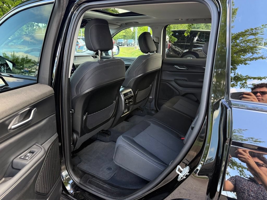 Used 2023 Jeep Grand Cherokee Laredo X AWD/4WD image 11