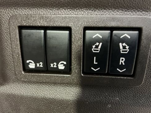Used 2022 Chevrolet Tahoe Z71 w/ Luxury Package AWD/4WD image 17