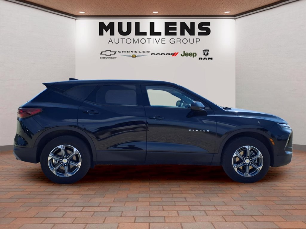 Used 2025 Chevrolet Blazer LT FWD image 4