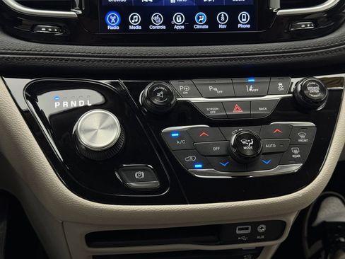 Used 2017 Chrysler Pacifica Limited FWD image 33