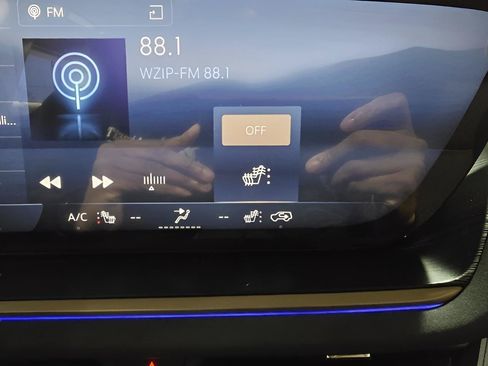 Used 2025 Buick Envision Sport Touring AWD/4WD image 21