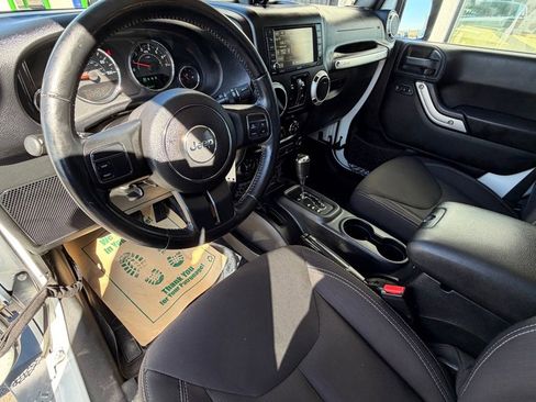 Used 2015 Jeep Wrangler Unlimited Sahara AWD/4WD image 12