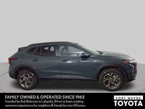 Used 2025 Chevrolet Trax LT FWD image 5